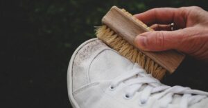 Leia mais sobre o artigo Como limpar sapatos para deixá-los impecáveis